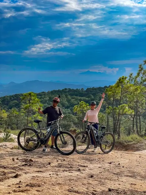 Pareja en e-bikes en un mirador de montaña en Mazamitla