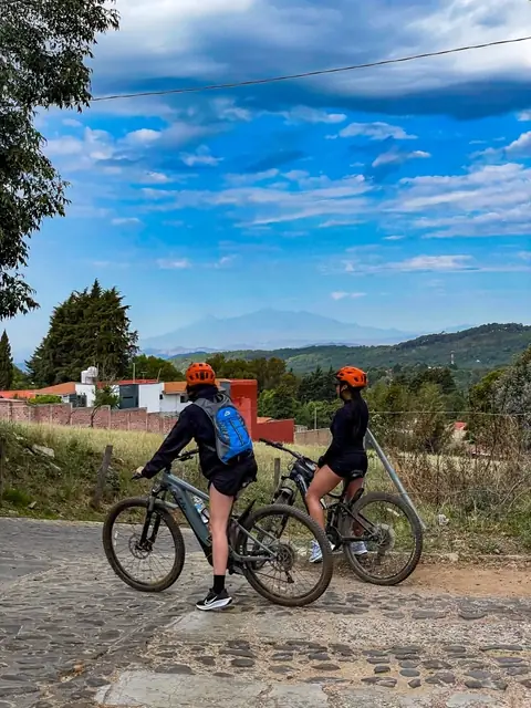 Ciclistas deteniéndose a ver el volcán desde un camino de Mazamitla