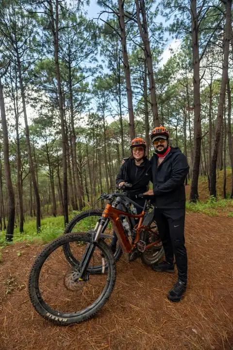 Pareja con e-bike en el bosque de pinos de Mazamitla