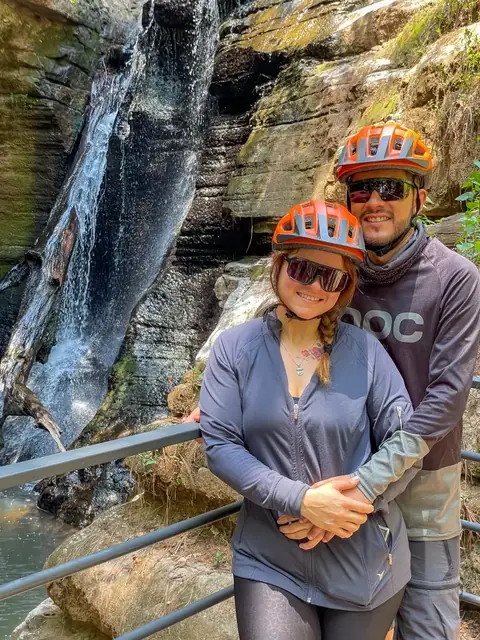 Pareja del tour de Ruta Vida junto a una cascada