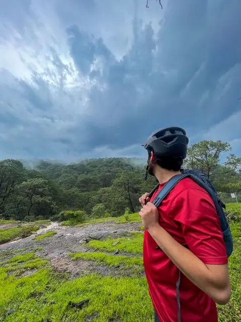 Ciclista contemplando el bosque nublado de Mazamitla