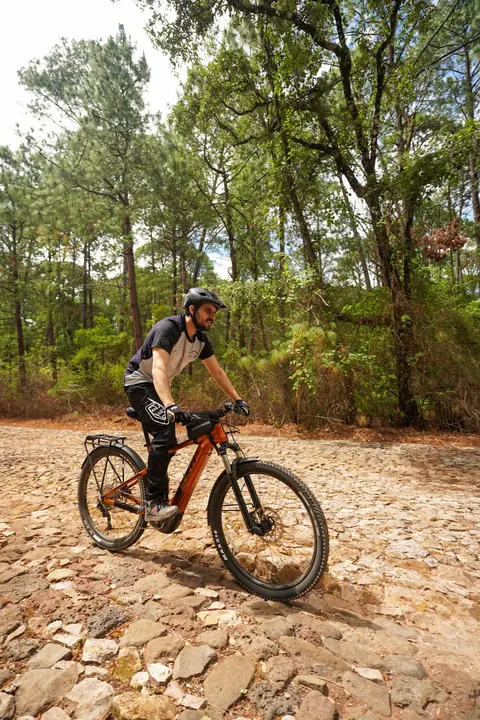 Ciclista cruzando un tramo de piedras