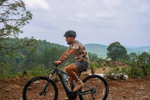 Ciclista recorriendo una ruta de montaña en Mazamitla